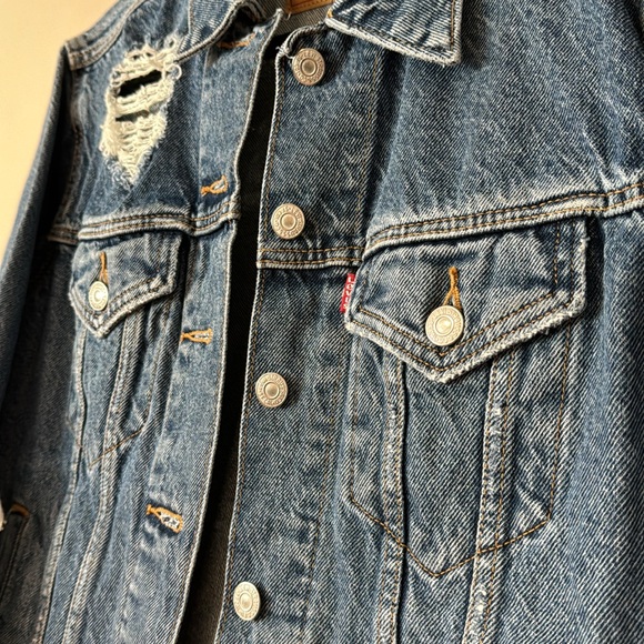 [XS] Levi’s Distressed Denim Trucker Jacket with Pockets - Picture 3 of 8